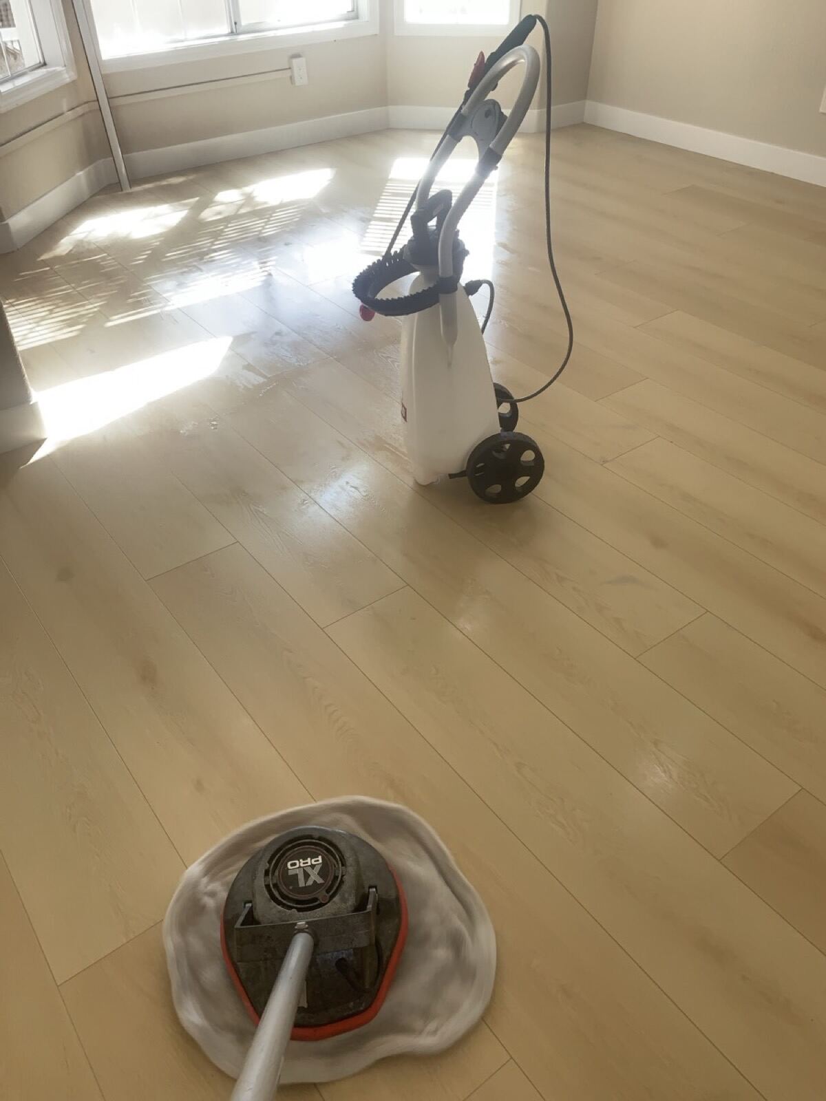 XL PRO machine and sprayer on laminate during a Timla job
